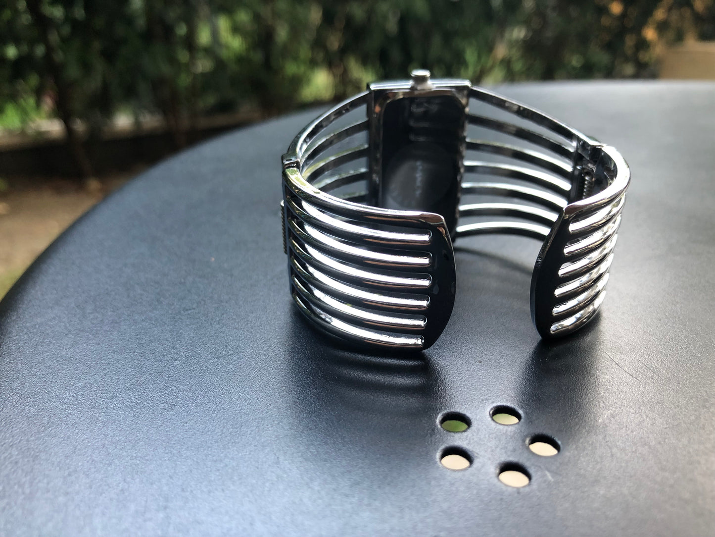Montre Manchette Femme – Élégance Architecturale