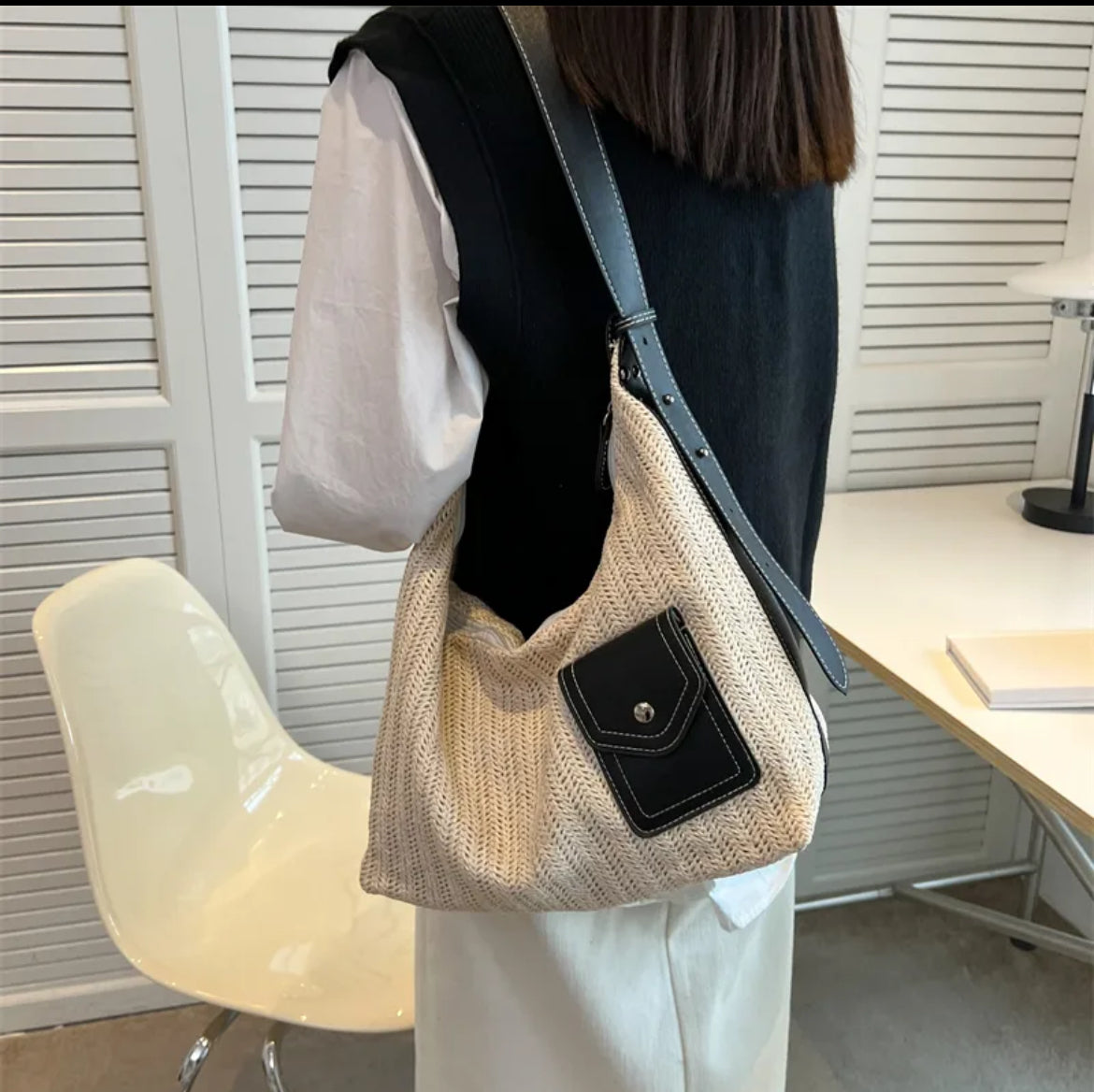 Sac épaule tissé avec poche avant – Élégance naturelle et look urbain