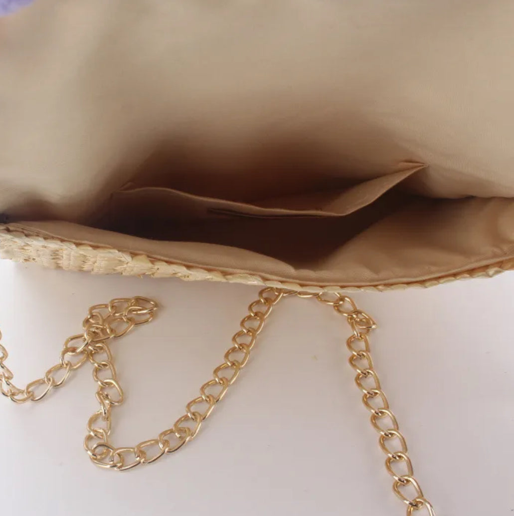 Sac bandoulière en paille – Chaîne dorée & pompons blancs