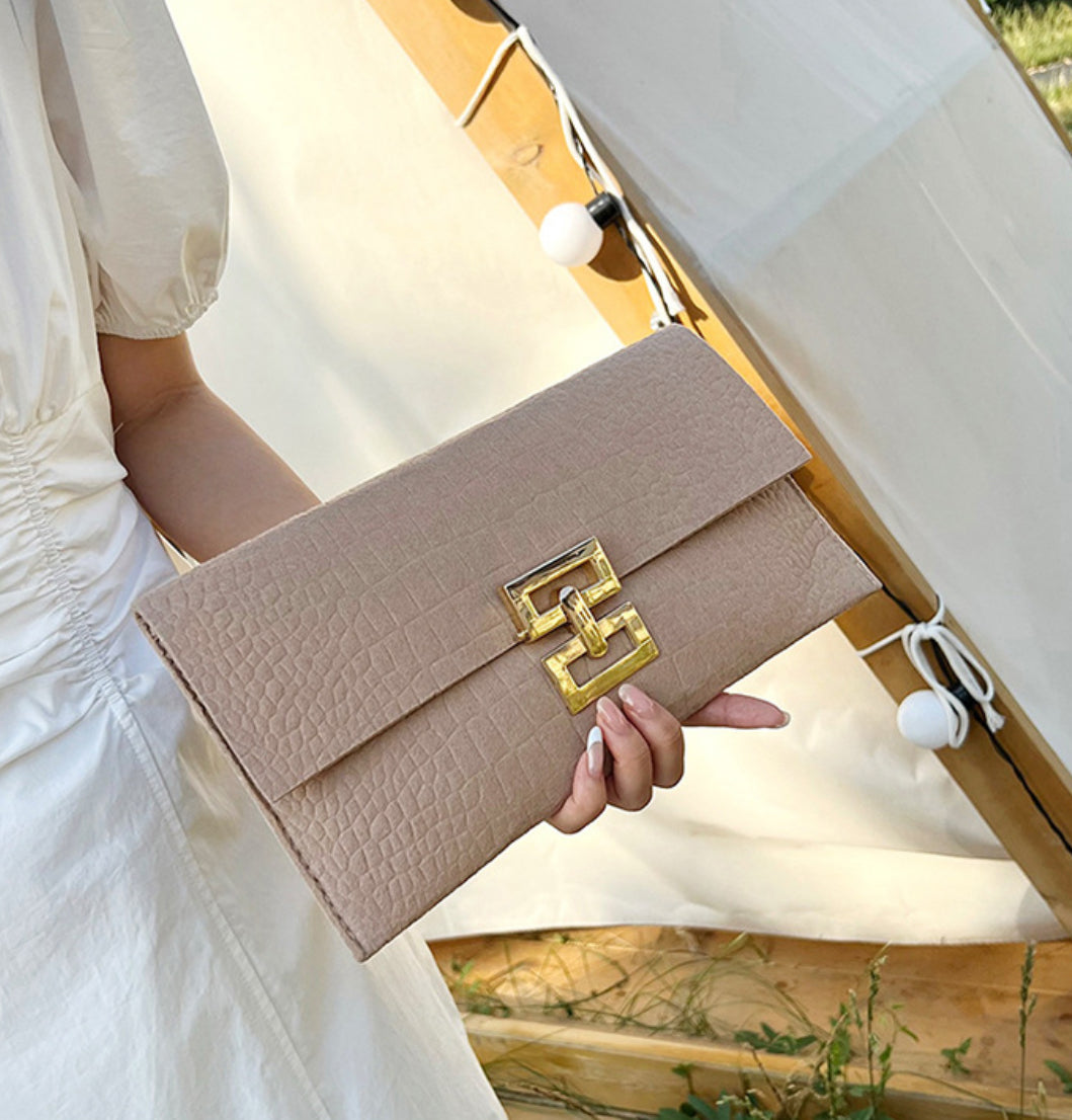 Pochette effet croco chic – Fermoir doré | ROSE SABLE