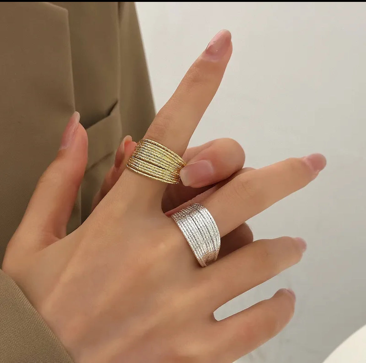 💍 Bague "Tissage Chic" – Ajustable, Dorée ou Argentée