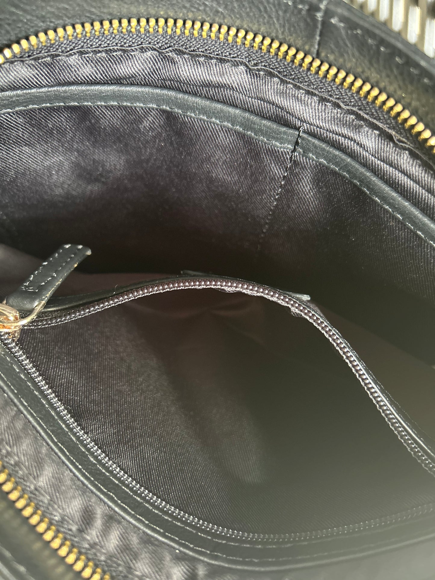 🎒 Sac bandoulière en cuir noir – Élégance intemporelle