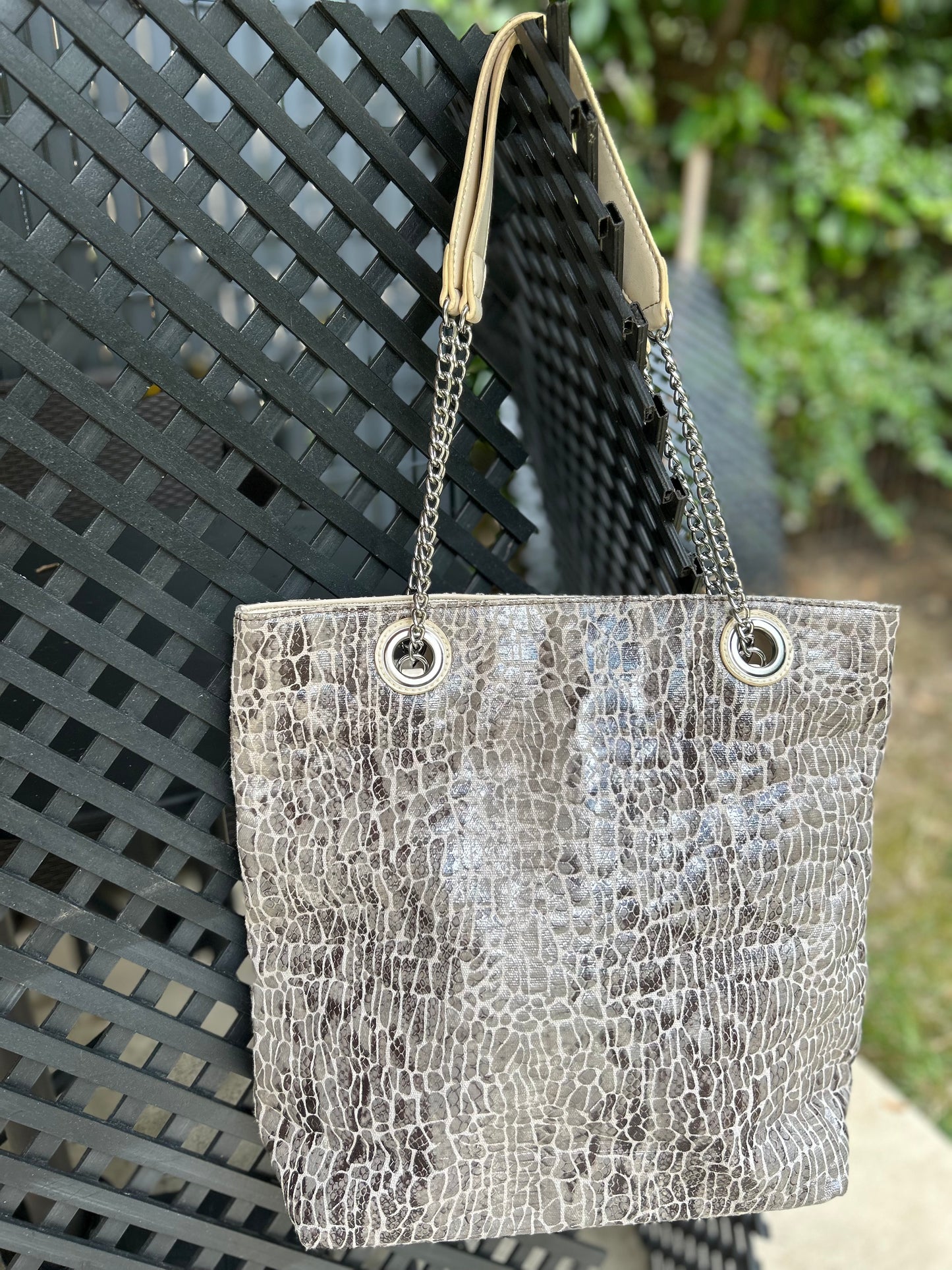 👜 Sac cabas femme effet croco gris métallisé avec anses chaîne – Collection Seconde Vie Chic – ROSE SABLE