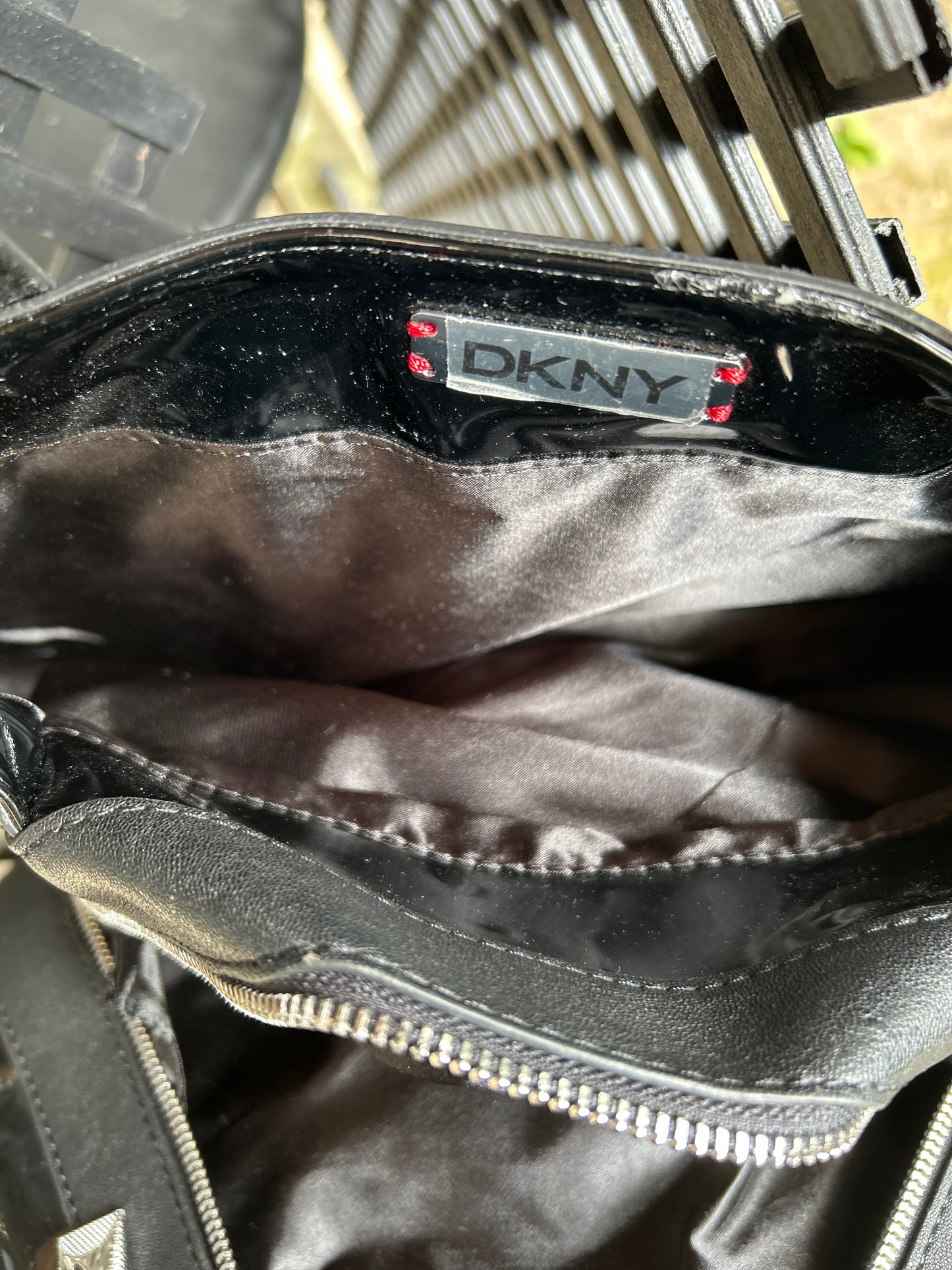 👜 Sac cabas DKNY noir verni logo embossé – Collection Seconde Vie Chic – ROSE SABLE
